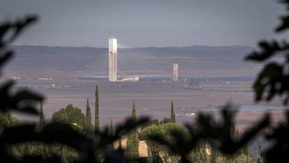 Una de las Torres de la Plataforma solar Sol&uacute;car, un centro tecnol&oacute;gico &uacute;nico en el mundo que alberga todos los tipos de tecnolog&iacute;as solares en plantas comerciales, plantas piloto y laboratorios de I+D+i. de la empresa Abengoa en Sanlucar la Mayor (Sevilla).