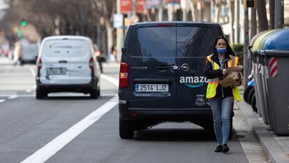 Una repartidora de Amazon, en Barcelona, en una imagen de archivo.