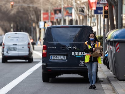 Una furgoneta y su repartidora de Amazon, el pasado mes de febrero en Barcelona.