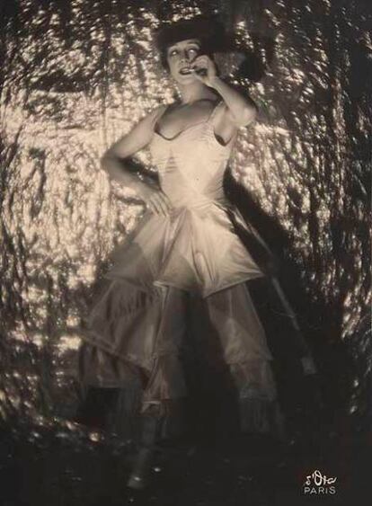 La Argentina, con traje bolero, en el papel de la Niña Bonita (1929), en foto de D'Ora.