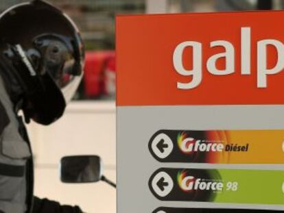 Un usuario repostando en una gasolinera Galp