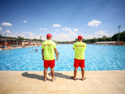 Dos socorristas en una piscina del parque deportivo de Puerta de Hierro (Madrid).