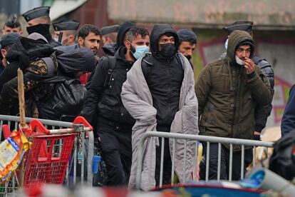 Un grupo de migrantes desalojados de un campamento en Grande-Synthe, en Francia.