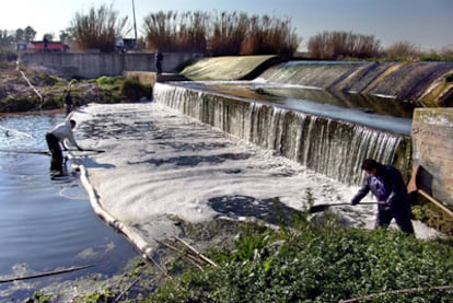 Vertido contaminante de la refineria de Repsol de Tarragona en el río Francolí, en 1998.