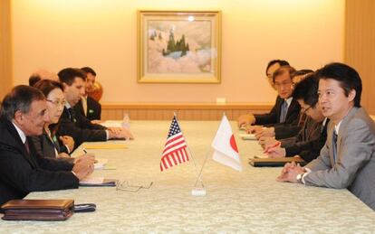 El secretario de Defensa de EEUU, Leon Panetta (Izda.) se reuni&oacute; con el ministro de Exteriores de Jap&oacute;n, Koichiro Gemba (Dcha.) en Tokio.