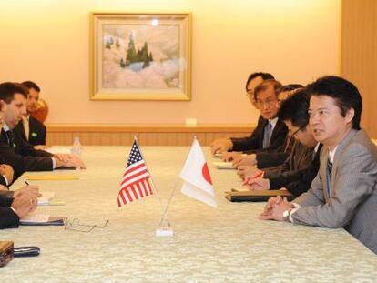 El secretario de Defensa de EEUU, Leon Panetta (Izda.) se reuni&oacute; con el ministro de Exteriores de Jap&oacute;n, Koichiro Gemba (Dcha.) en Tokio.