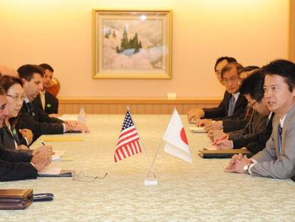 El secretario de Defensa de EEUU, Leon Panetta (Izda.) se reuni&oacute; con el ministro de Exteriores de Jap&oacute;n, Koichiro Gemba (Dcha.) en Tokio.