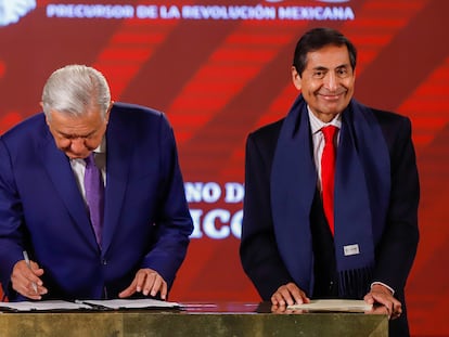 El presidente de México, Andrés Manuel López Obrador, y el secretario de Hacienda, Rogelio Ramírez de la O en el Palacio Nacional, en Ciudad de México en octubre de 2022.