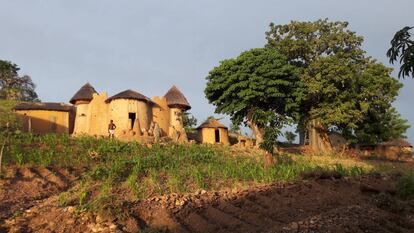 Un 'tata', casa típica de adobe, en la sierra de Atakora, al norte de Benín.