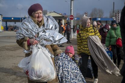 En Moldavia, uno de los más pobres de Europa y con 2,6 millones de habitantes, los vecinos de las ciudades cercanas a los pasos fronterizos se encontraron con la llegada masiva de ucranios; miles cada día desde que Putín ordenó el ataque sobre Ucrania. Hasta el 15 de marzo, han pasado por este país más de 330.000 refugiados, de los que se desconoce con precisión cuántos han seguido su camino a Rumanía por carretera (el espacio aéreo está cerrado) y cuántos permanecen en el país.