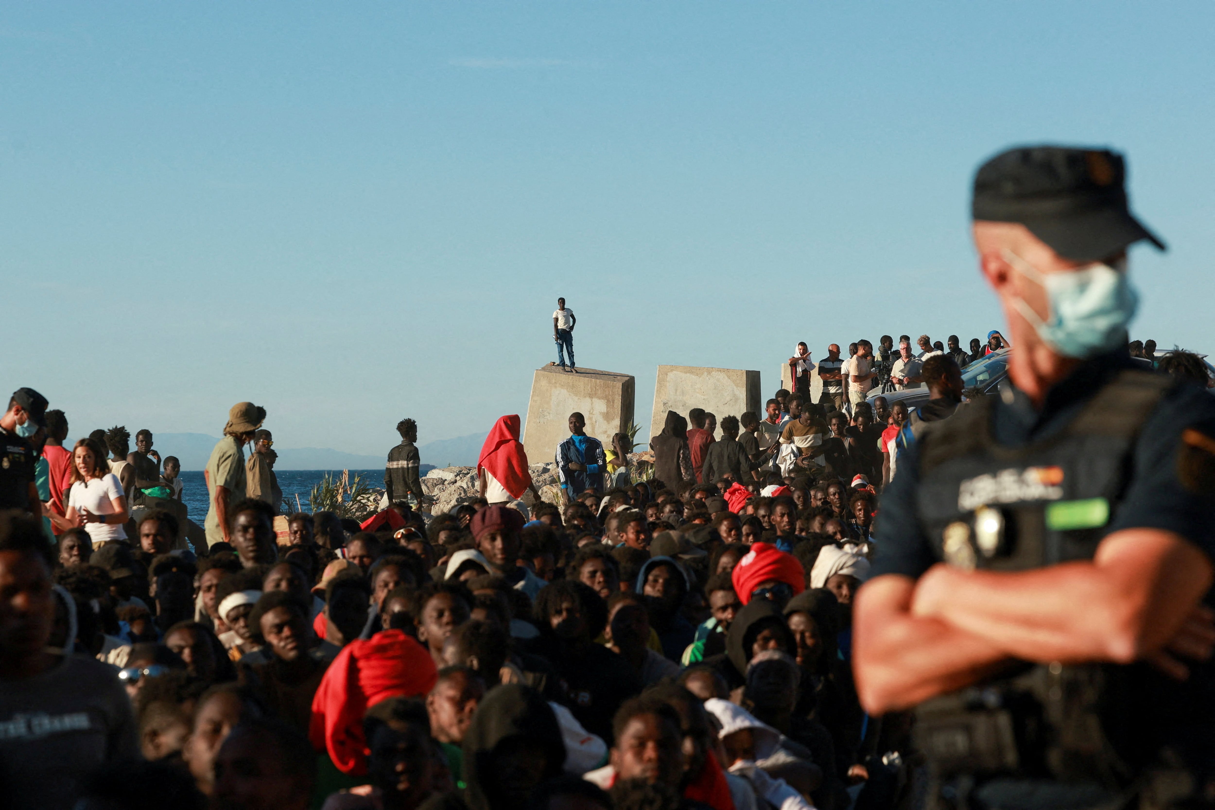 Última hora de la entrada de inmigrantes a Ceuta, en directo | El PP lleva la crisis de Ceuta al Parlamento Europeo para presionar al Gobierno