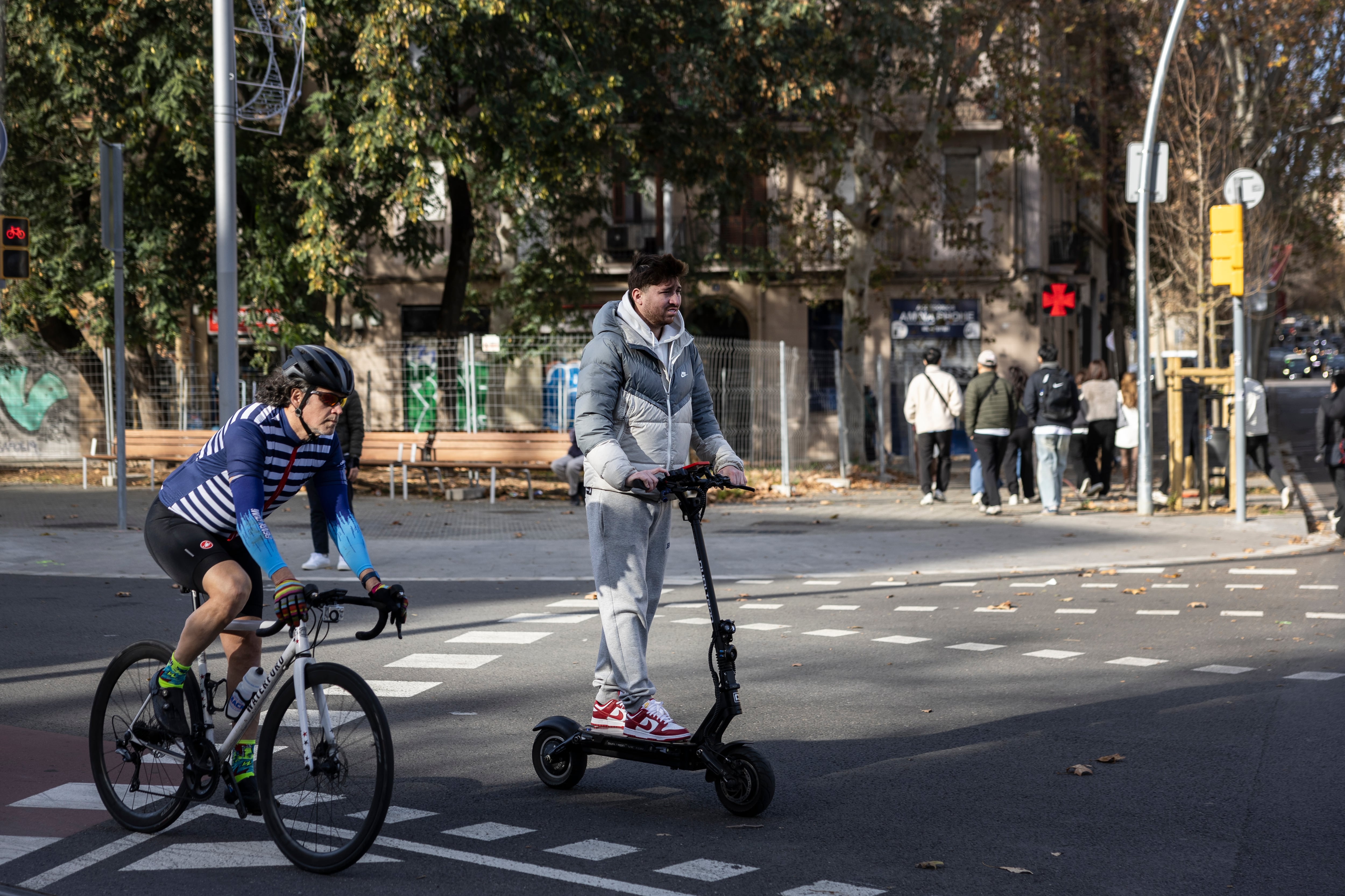 Un usuario de patinete eléctrico en Barcelona, este jueves, sin casco. La protección será obligatoria a partir del 2 de febrero en la ciudad.