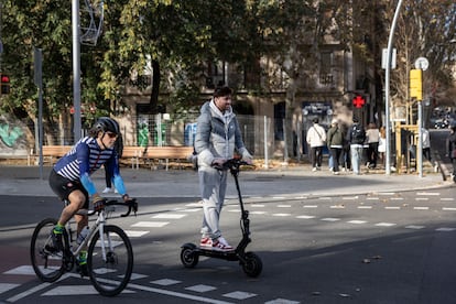 Un usuario de patinete elctrico en Barcelona, este jueves, sin casco. La proteccin ser obligatoria a partir del 2 de febrero en la ciudad.