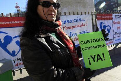 Una mujer pide la custodia compartida en la concentración de ayer en la Puerta del Sol.