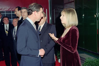 El Príncipe Carlos charlando con Barbra Streisand tras acudir como espectador a un show en el que actuaba la cantante, en abril de 1994.