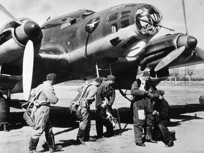 Un equipo de vuelo de la Legión Cóndor se dispone a subir a un Heinkel He 111, en 1938.