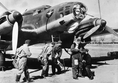 Un equipo de vuelo de la Legión Cóndor se dispone a subir a un Heinkel He 111, en 1938.