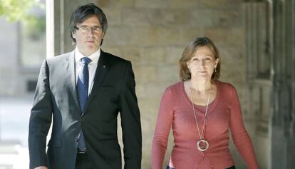 Carles Puigdemont, junto a Carme Forcadell.