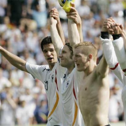 Ballack, Frings y Schweinsteiger celebran el triunfo.