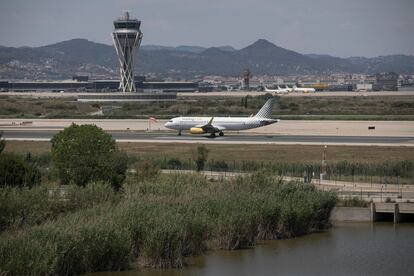 Un avión aterriza en el aeropuerto de El Prat, este miércoles.