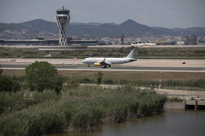 Un avión en el aeropuerto de El Prat, cerca de la laguna de La Ricarda, espacio protegido por la Red Natura 2000.