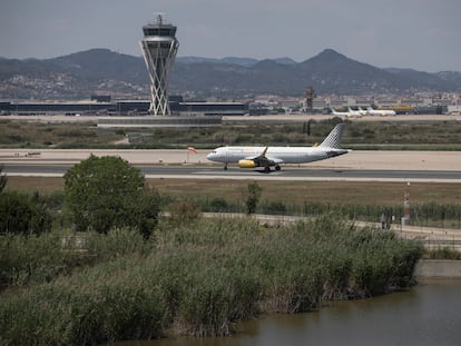 Un avión en el aeropuerto de El Prat, cerca de la laguna de La Ricarda, espacio protegido por la Red Natura 2000.
