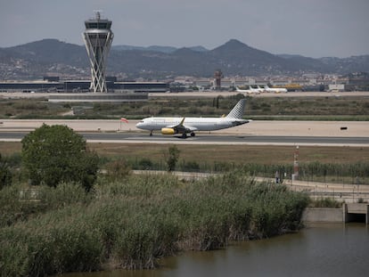 Un avión aterriza en el aeropuerto de El Prat, este miércoles.