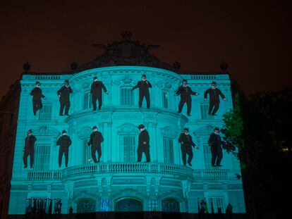 La fachada de Casa América iluminada con una de las proyecciones del festival LuzMadrid en su edición 2021.