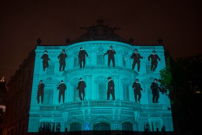 La fachada de Casa América iluminada con una de las proyecciones del festival LuzMadrid en su edición 2021.