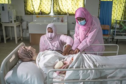 Dos estudiantes de enfermería toman la presión arterial a un maniquí durante las prácticas de control posnatal, en la sala de prácticas de la Escuela de Salud Pública de Nuakchot. 