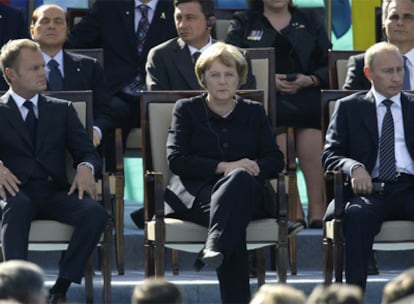 El primer ministro polaco, Donald Tusk, Angela Merkel y Vladímir Putin, ayer en Gdansk. En segunda fila, Silvio Berlusconi.