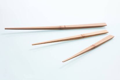 'Uki Hashi / Restless Chopsticks', un modelo que se apoya sin rozar la mesa ni la servilleta, y evita así la transmisión de gérmenes, del diseñador japonés Mikiya Kobayashi. |