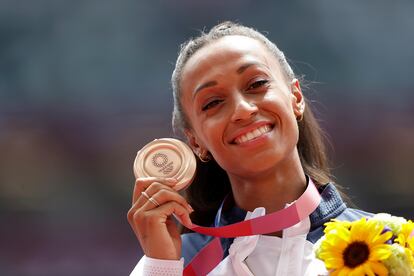 Ana Peleteiro posa con la medalla de bronce obtenida en los Juegos Olímpicos el pasado 2de agosto en Tokio.