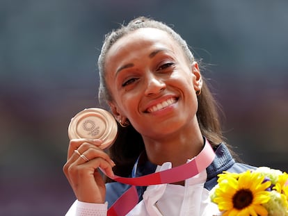 Ana Peleteiro posa con la medalla de bronce obtenida en los Juegos Olímpicos el pasado 2de agosto en Tokio.