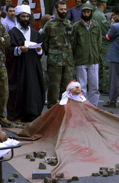 Exiliados iraníes hacen una lapidación simbólica en las calles de Colonia (Alemania) en 1999.