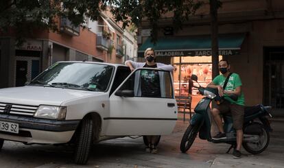 Cristina y Carles, propietarios de dos vehículos sin etiqueta ambiental, que se ven afectados por la entrada en vigor de la norma