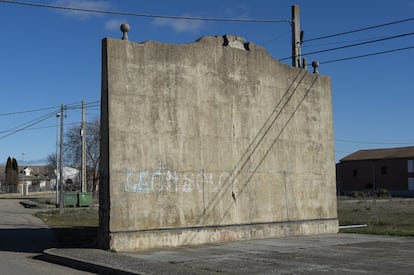 “León solo” es una de las grandes consignas del leonesismo, que clama por su segregación de Castilla. Hasta los postes de tráfico o las señales de Castilla y León aparecen emborronadas para que solo se lea León. Las encuestas apuntan a que al procurador actual de UPL se le añadirá otro después del 13 de febrero.