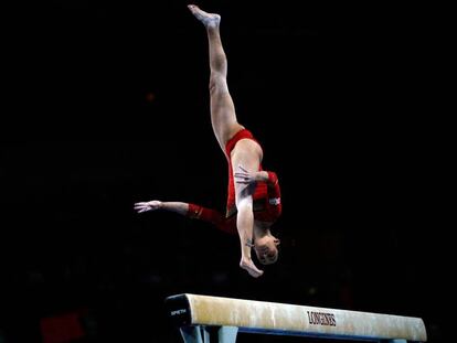 Ana Pérez, durante su ejercicio de barra de equilibrios. 