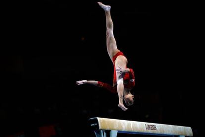 Ana Pérez, durante su ejercicio de barra de equilibrios.