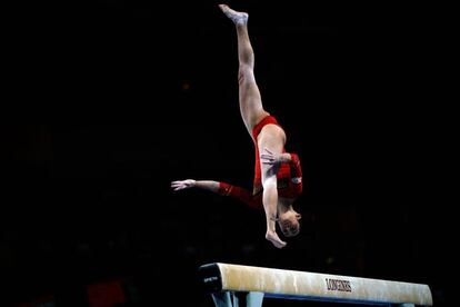 Ana Pérez, durante su ejercicio de barra de equilibrios. 