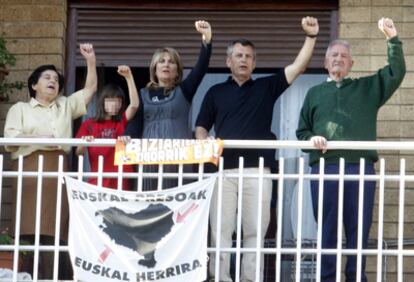 Gatza junto a su mujer, su hija y sus padres saludan desde el balcón de su domicilio en Amorebieta.