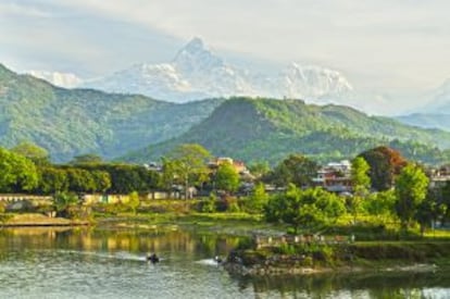 Las cumbres del Machapuchare y el Phewa Tal, al fondo, vistas desde la ciudad de Pokhara, en Nepal.