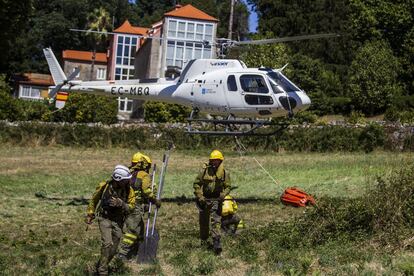 Al margen de los dos fuegos declarados en Soutomaior, permanece activo un incendio en el ayuntamiento de Pontevedra, en la parroquia de Monte Sampaio, que supera las 20 hectáreas, y ya se dan por controlados los fuegos iniciados en la parroquia de Lérez del mismo municipio, así como los declarados en Cotobade, Mondariz y Caldas de Reis. En la imagen, un helicóptero de la BRIF aterriza en el acceso al castillo de Soutomaior, el 10 de agosto.