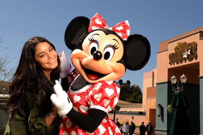 Vanessa Hudgens posa con Minnie Mouse durante una visita al parque temático Walt Disney World Resort en Lake Buena Vista (Florida), en 2011.