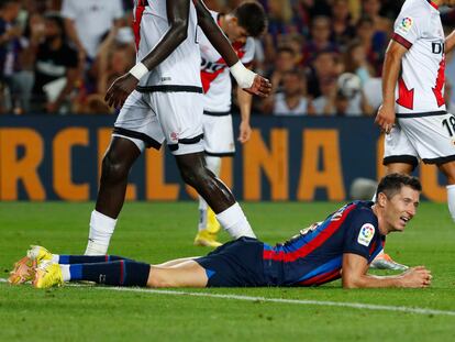 Robert Lewandowski tras fallar una ocasión ante el Rayo este sábado en el Camp Nou.