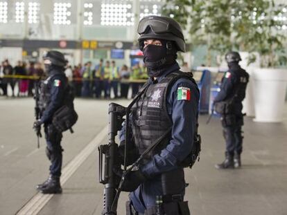 Polic&iacute;as vigilan la entrada a la T2 del aeropuerto de la capital mexicana el 25 de junio pasado.