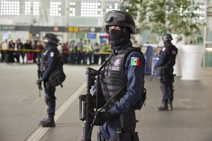 Polic&iacute;as vigilan la entrada a la T2 del aeropuerto de la capital mexicana el 25 de junio pasado.