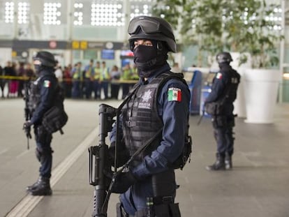 Polic&iacute;as vigilan la entrada a la T2 del aeropuerto de la capital mexicana el 25 de junio pasado.