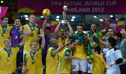 Los jugadores de Brasil levantan el trofeo de campeones del Mundo.