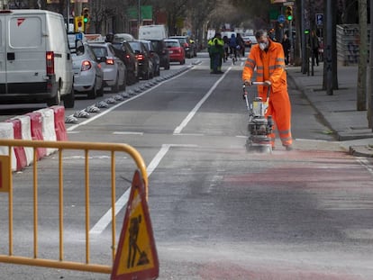 Treballs de pacificació del carrer Concell de Cent, entre Viladomat i Borrell. 